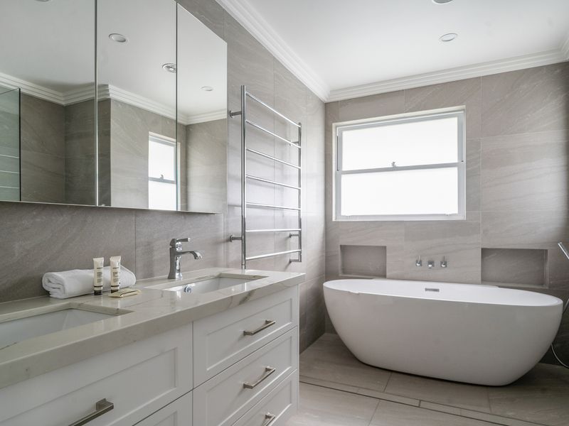 Oatley Escape with Pool Relax in Style & Elegance