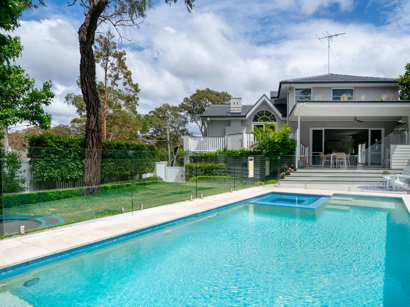 Oatley Escape with Pool Relax in Style & Elegance