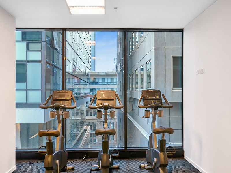 Melbourne CBD Retreat w/Gym & Balcony
