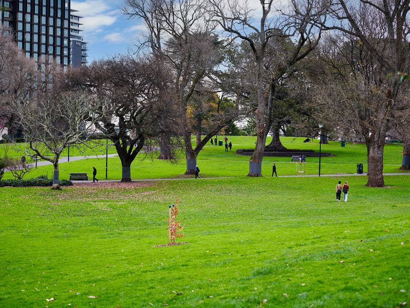 Melbourne CBD Retreat w/Gym & Balcony