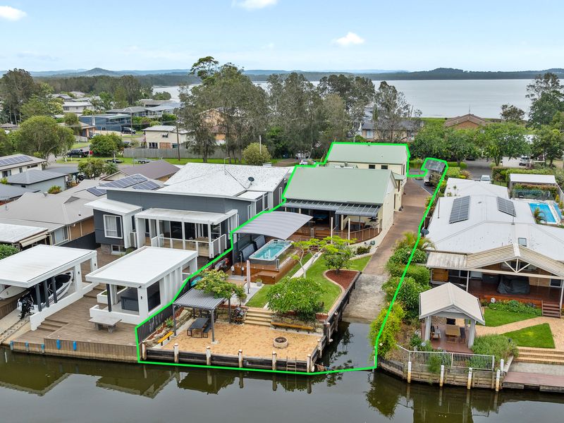 The Boathouse – Pool & Private Slip