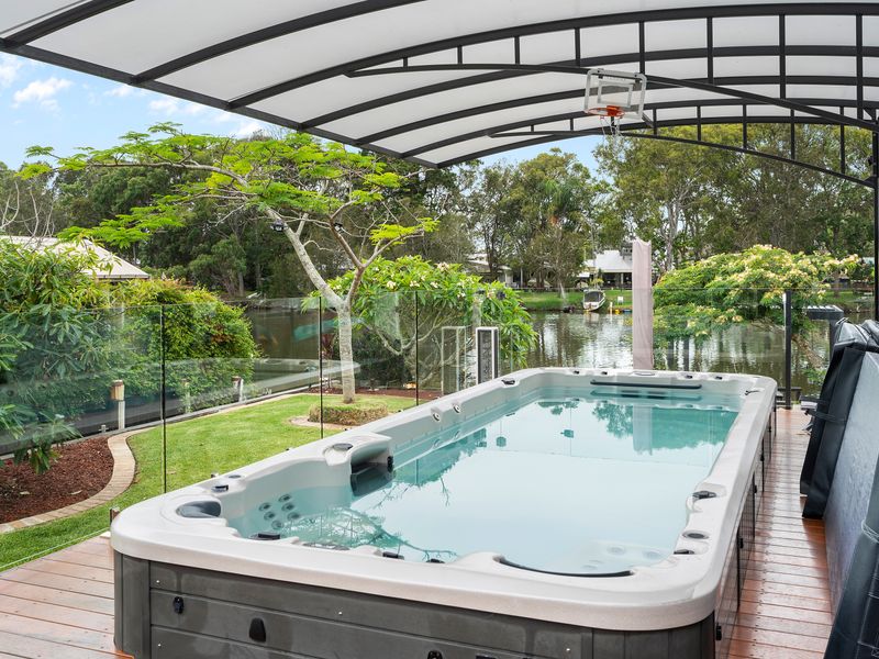 The Boathouse – Pool & Private Slip
