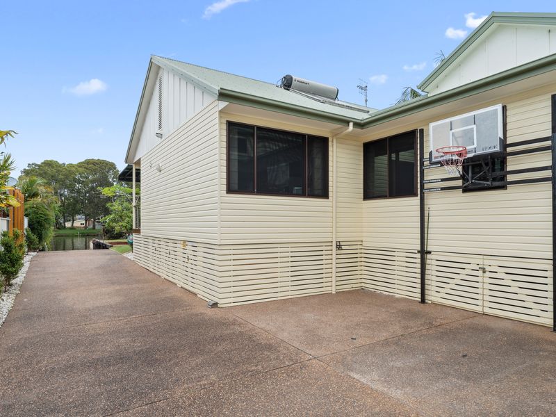 The Boathouse – Pool & Private Slip