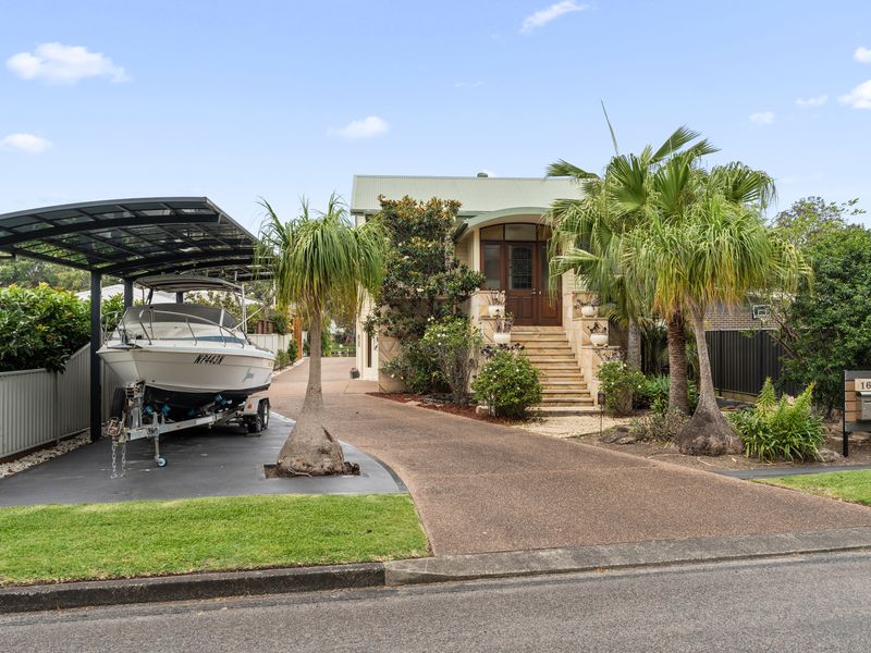 The Boathouse – Pool & Private Slip