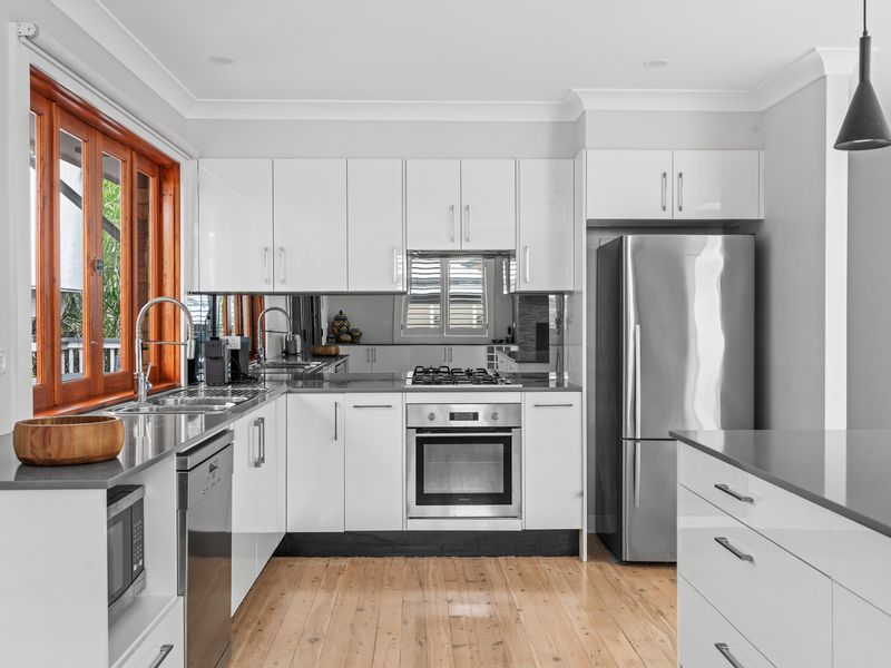 Palm Paradise Near the Beach