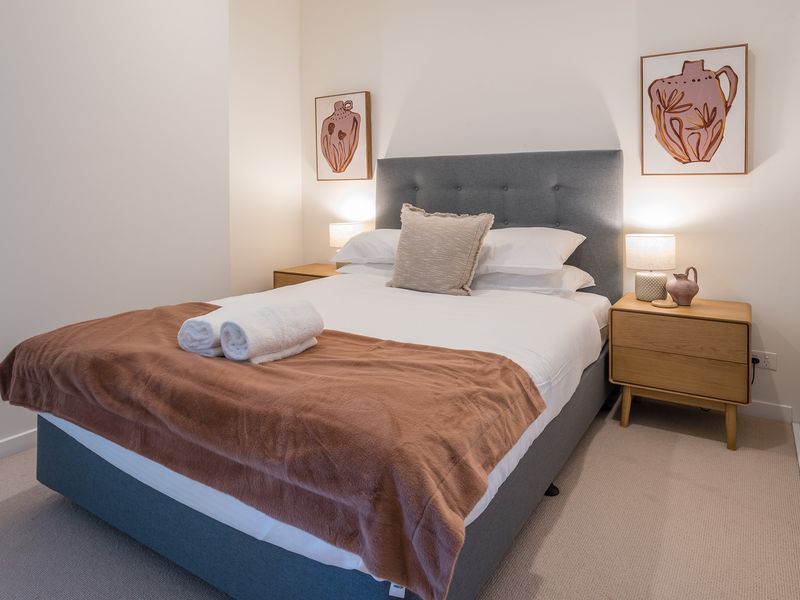 Bedroom 1 - queen bed