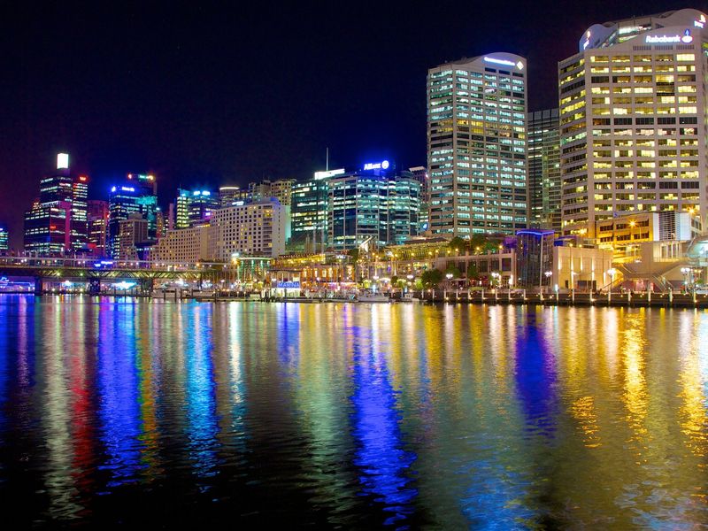 Darling Harbour – 1 km (about 10–15 minutes by walking)