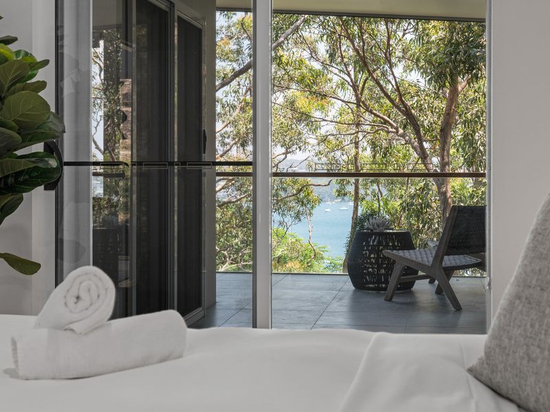 Wake up to panoramic lake views right from the comfort of your bed—an inspiring way to start your day