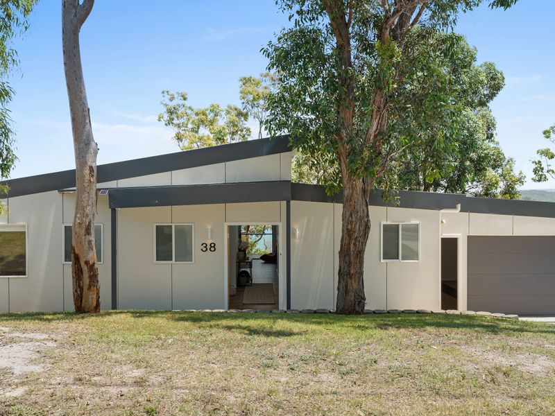 From the outside, this modern retreat blends seamlessly with the natural beauty of Fishing Point