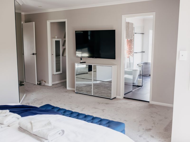 Riverfront Retreat – Family Getaway 4BR, Pool!