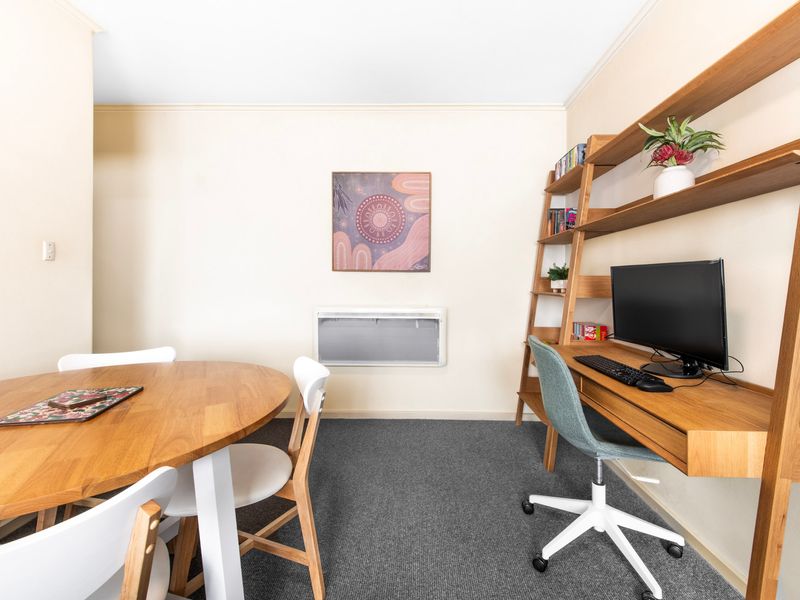 1-Bedroom Apartment with Complete Desk Setup