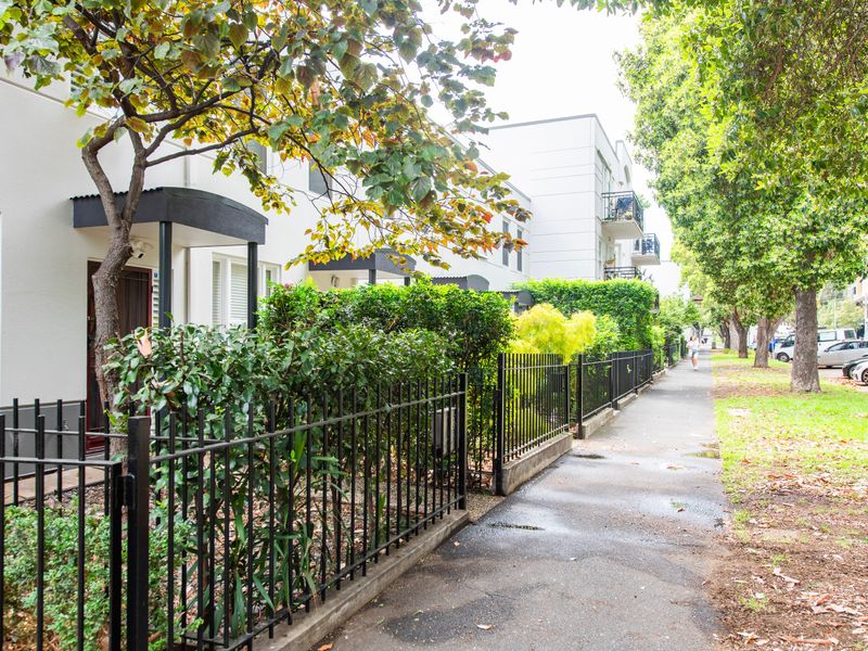 Ace Your Stay – Pool, Gym & Tennis in One Place!