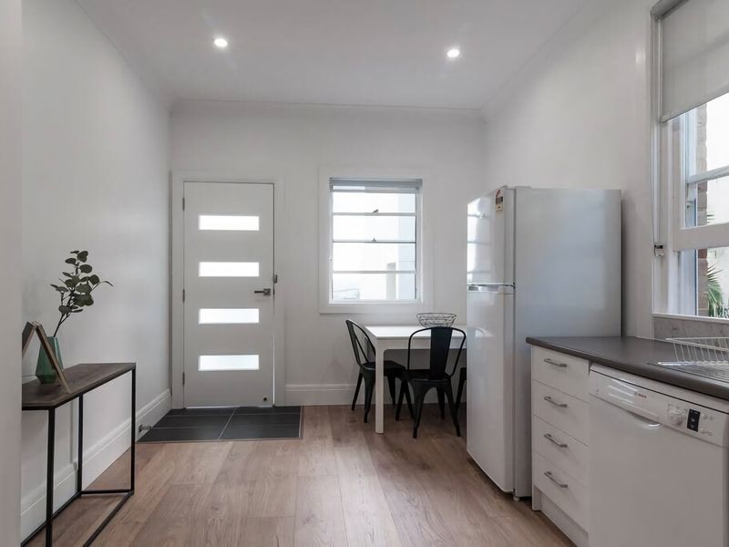 Moments to Balmoral – Art Deco Apartment Mosman