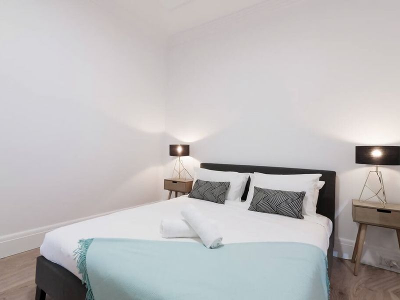 Moments to Balmoral – Art Deco Apartment Mosman