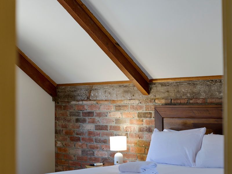 West Melbourne Gem: 4 Bedrooms w Car Park