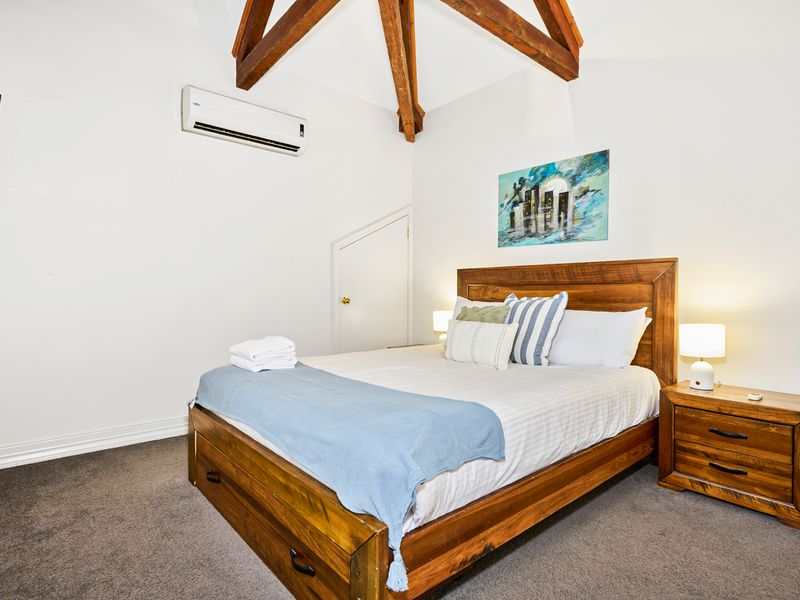 West Melbourne Gem: 4 Bedrooms w Car Park