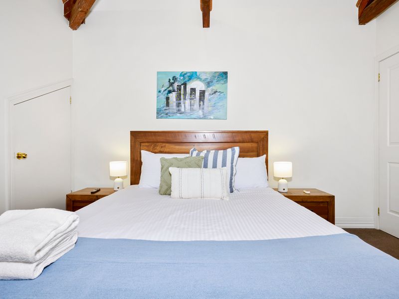 West Melbourne Gem: 4 Bedrooms w Car Park