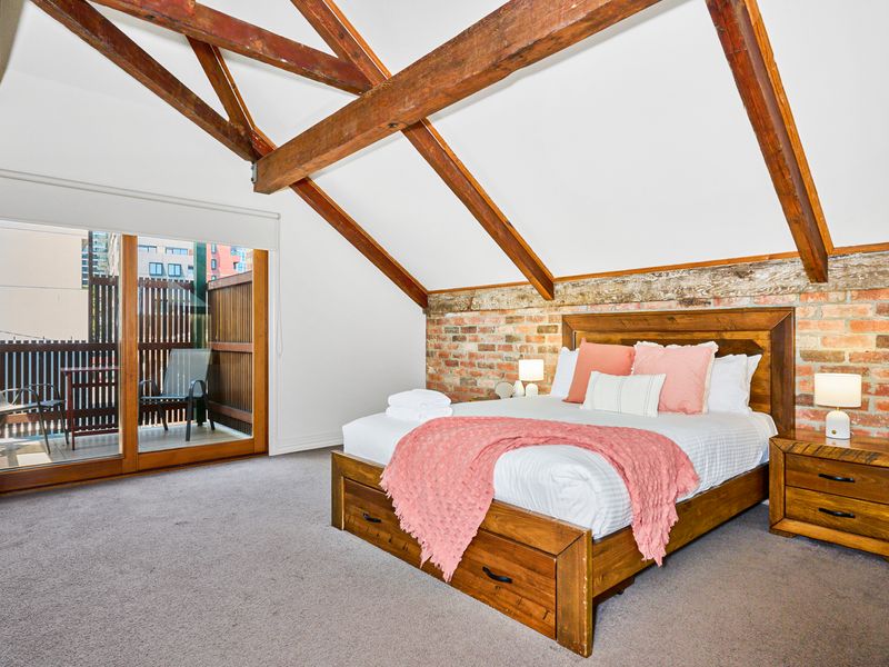 West Melbourne Gem: 4 Bedrooms w Car Park