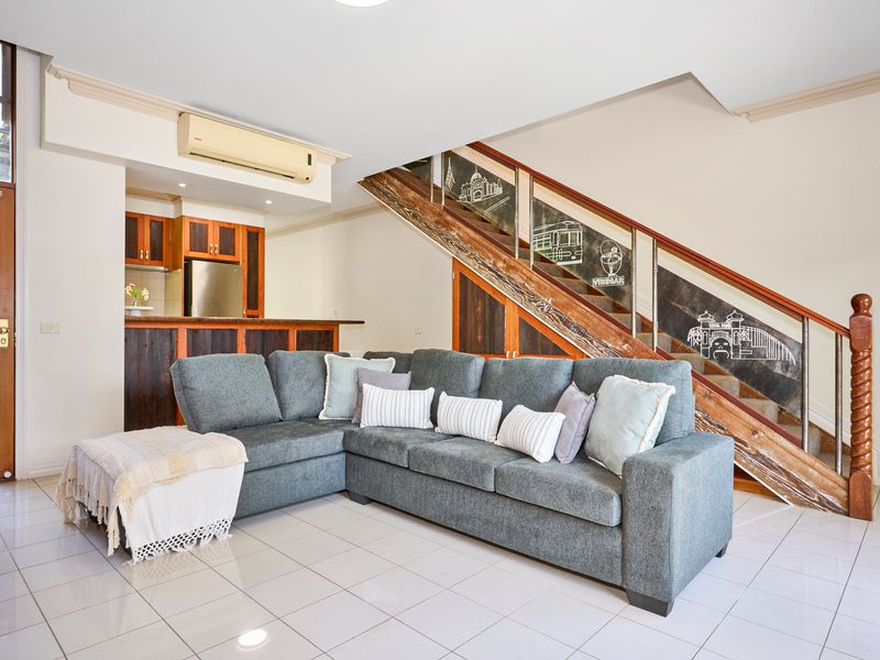 West Melbourne Gem: 4 Bedrooms w Car Park