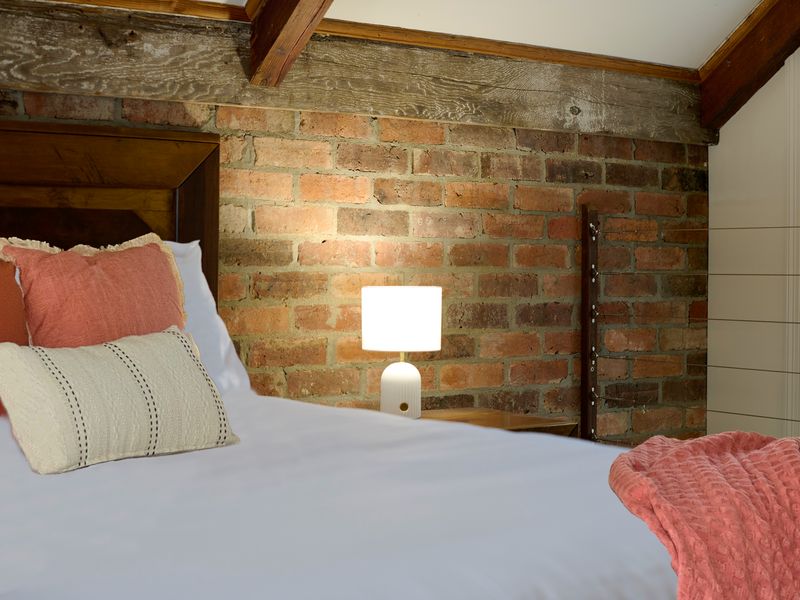 West Melbourne Gem: 4 Bedrooms w Car Park