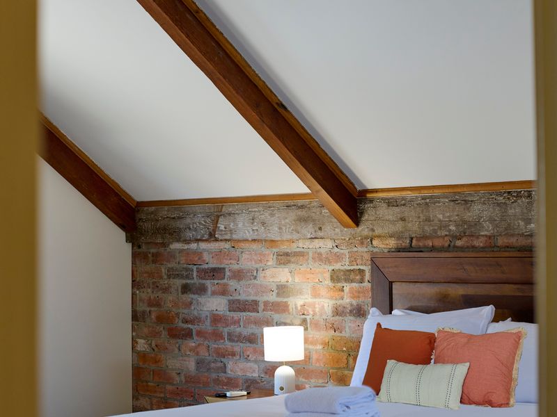 West Melbourne Gem: 4 Bedrooms w Car Park