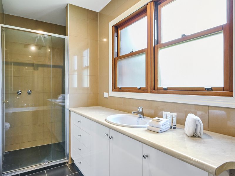 West Melbourne Gem: 4 Bedrooms w Car Park