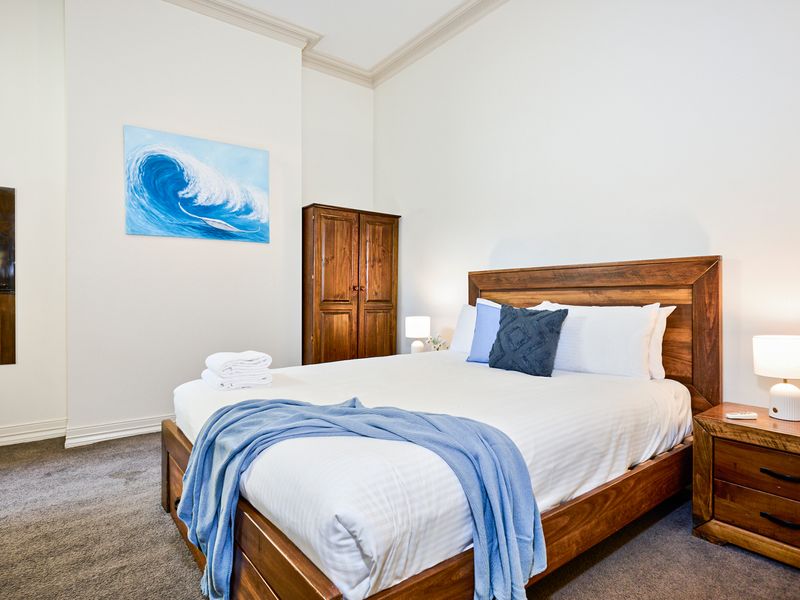 West Melbourne Gem: 4 Bedrooms w Car Park