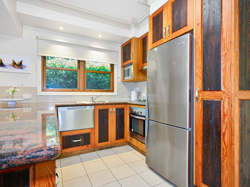 West Melbourne Gem: 4 Bedrooms w Car Park