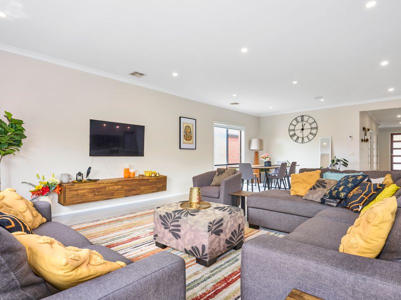 Has a spacious living room, providing ample space for relaxation and social gatherings