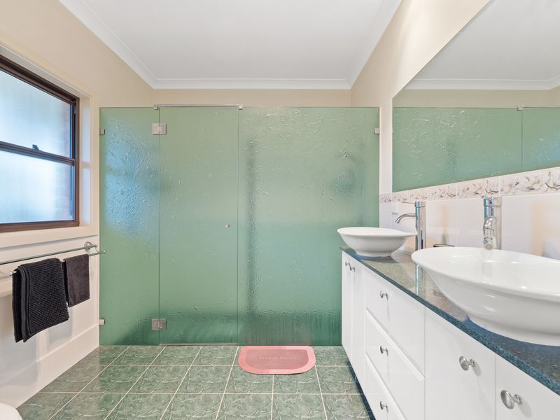 Modern dual sinks for a touch of luxury.