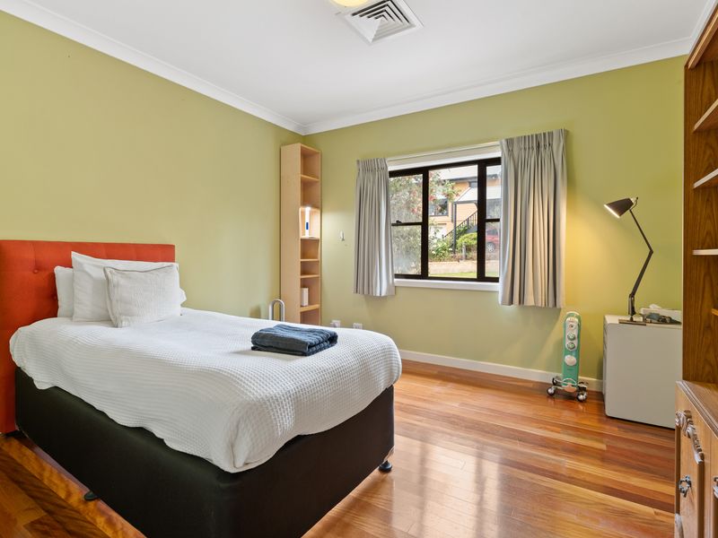 Bright and comfortable bedroom – Enjoy a restful sleep in this tranquil and well-furnished space.