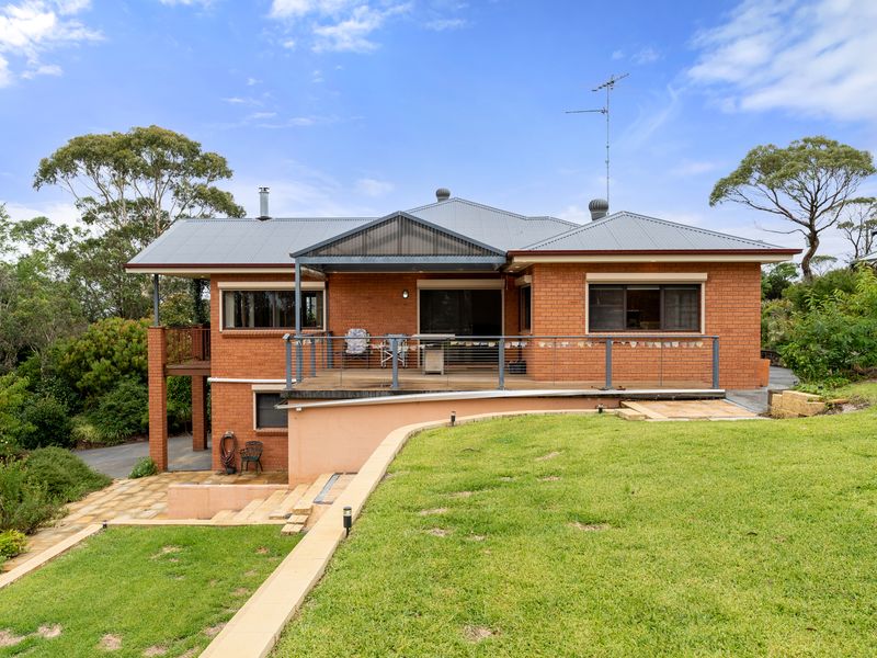 This spacious home offers a beautiful outdoor area, perfect for relaxing and enjoying nature. It's an ideal getaway for a peaceful retreat.