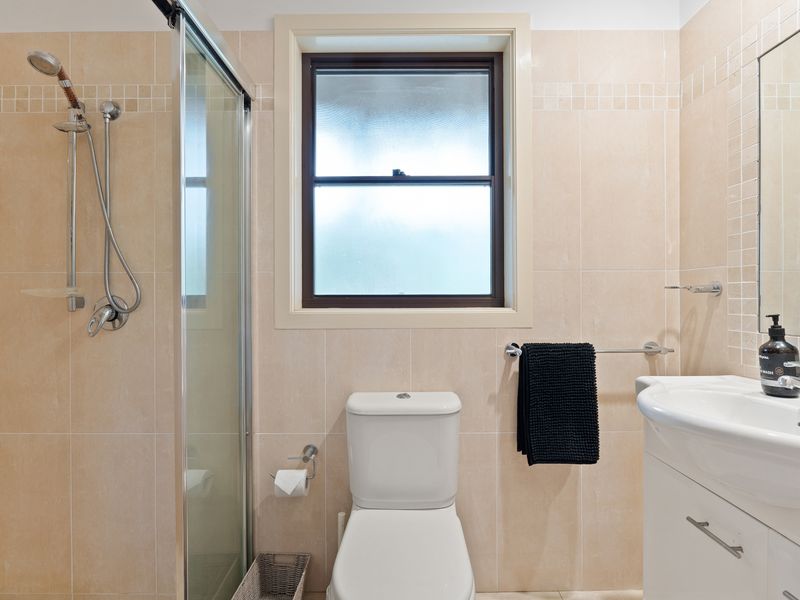 Charming bathroom with natural light – A minimalist design with an inviting atmosphere.
