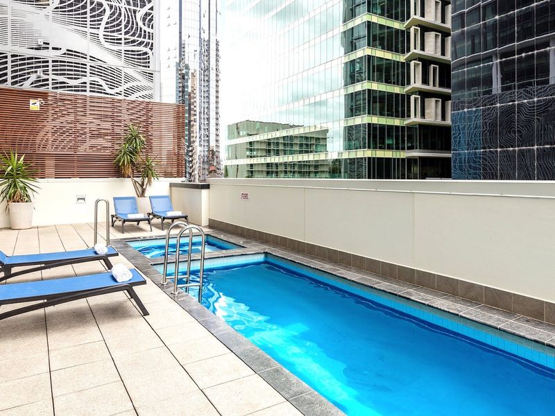 Skyline Escape – Heart of City with Resort Amenities