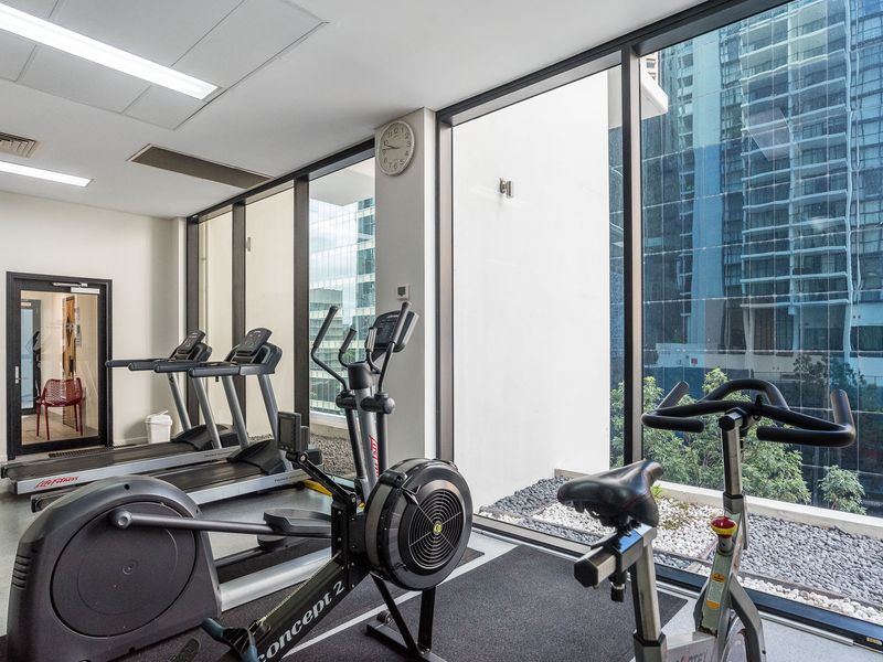 Skyline Escape – Heart of City with Resort Amenities