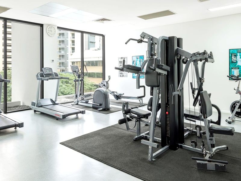 Skyline Escape – Heart of City with Resort Amenities