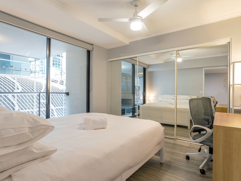 Skyline Escape – Heart of City with Resort Amenities