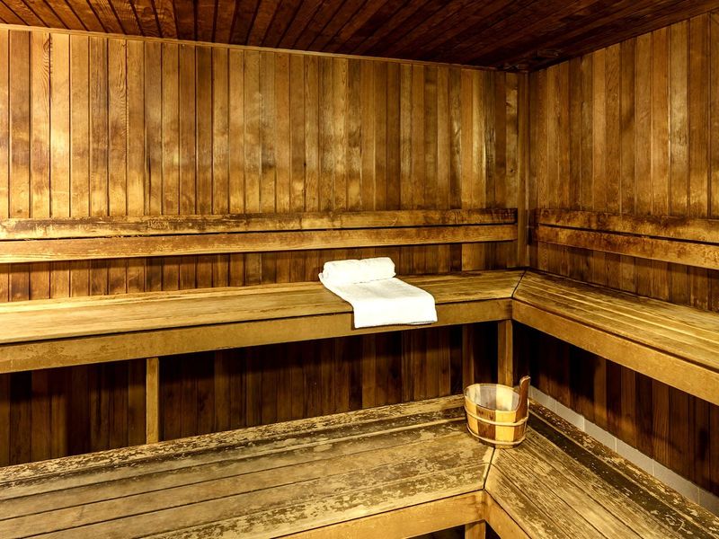 Skyline Escape – Heart of City with Resort Amenities