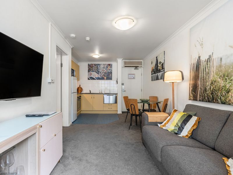 Relaxing Retreat in the City – A well-appointed space with modern furnishings, perfect for work or leisure stays.