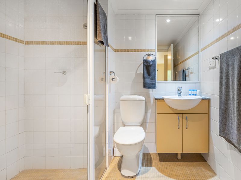 Fresh & Functional – Enjoy a bright bathroom with complimentary toiletries for a comfortable stay.