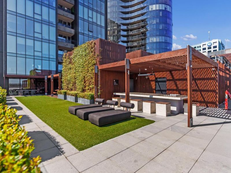 Stylish South Yarra Stay | Pool & Wellness Perks