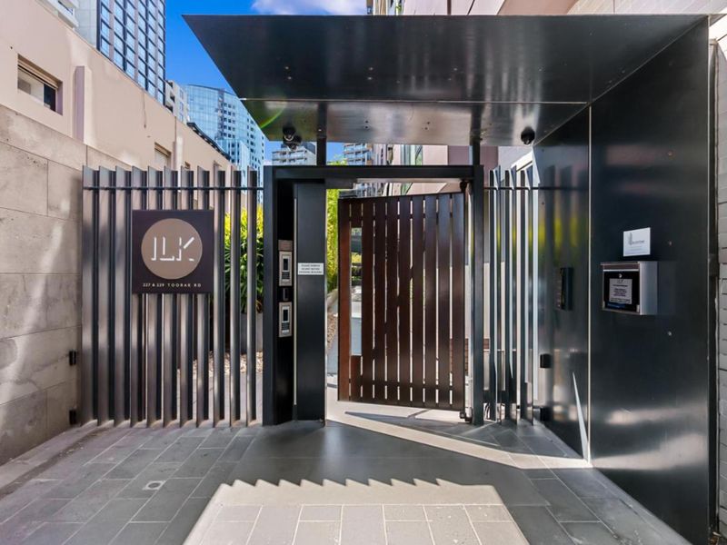 Stylish South Yarra Stay | Pool & Wellness Perks
