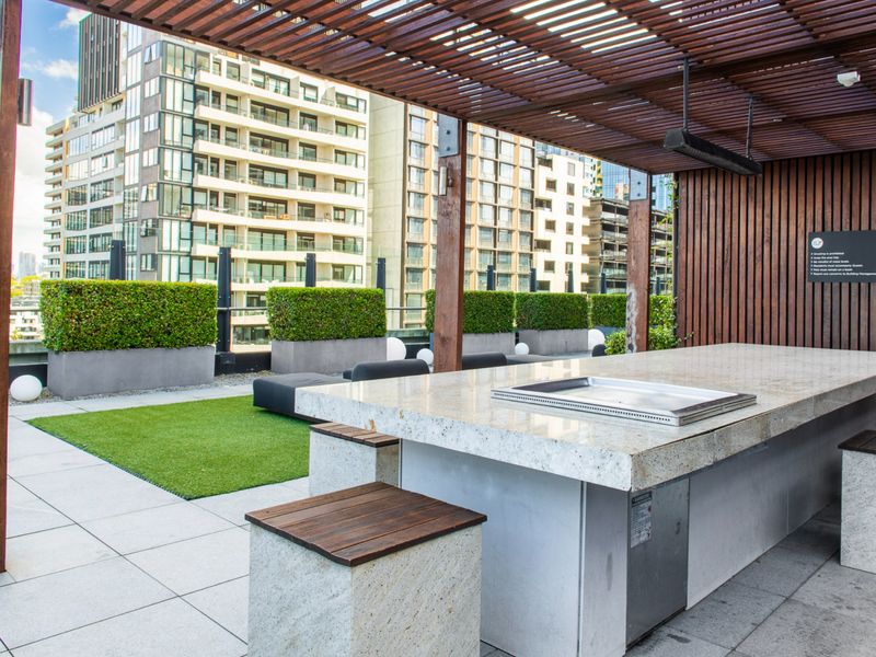 Stylish South Yarra Stay | Pool & Wellness Perks