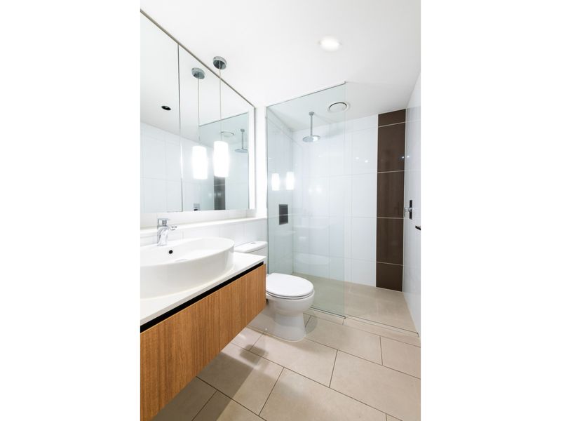 Stylish South Yarra Stay | Pool & Wellness Perks