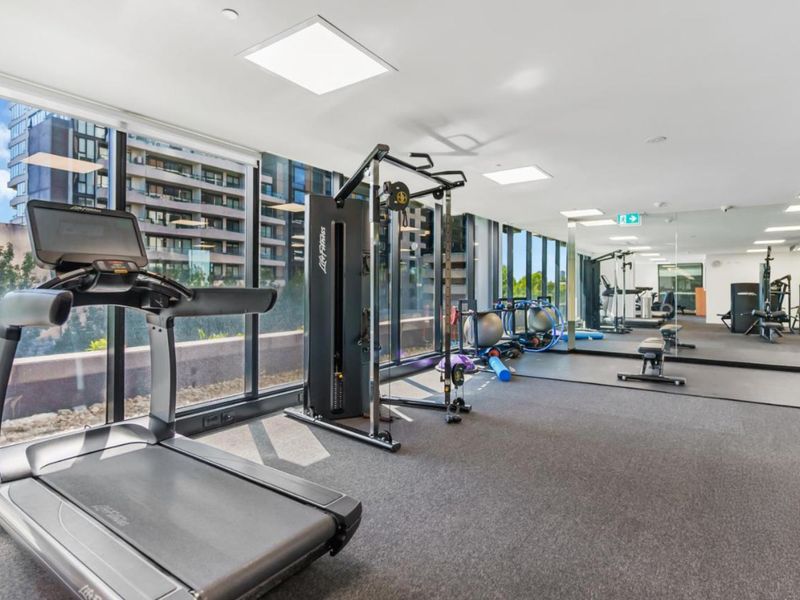 Stylish South Yarra Stay | Pool & Wellness Perks