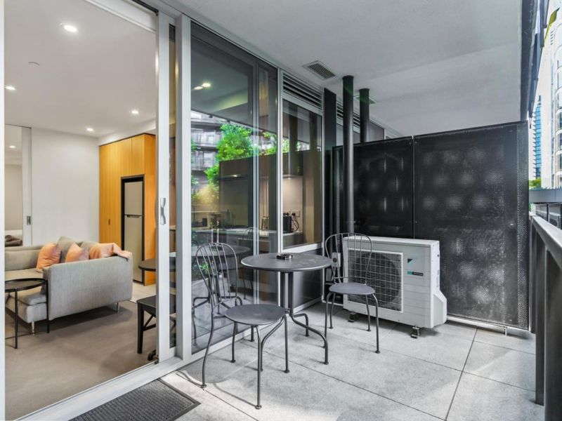 Stylish South Yarra Stay | Pool & Wellness Perks