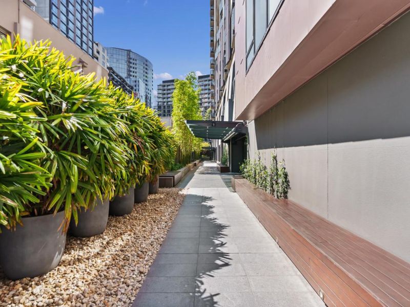 Stylish South Yarra Stay | Pool & Wellness Perks