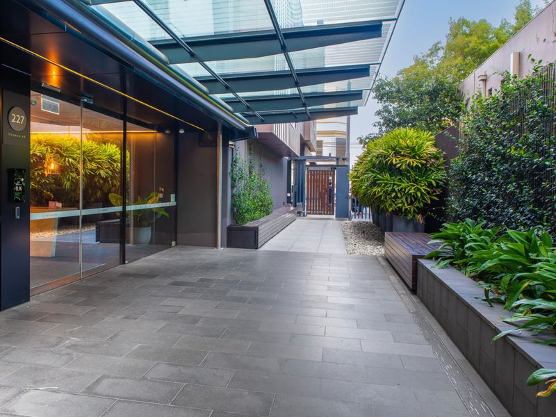 Stylish South Yarra Stay | Pool & Wellness Perks