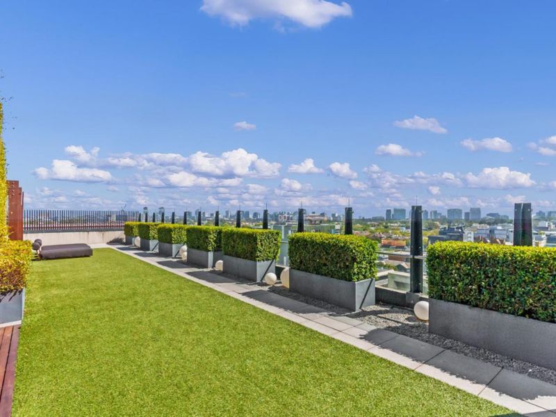 Stylish South Yarra Stay | Pool & Wellness Perks