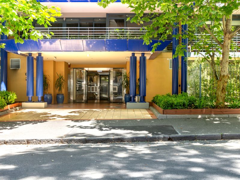 Tranquil 2-Bed Apartment with Pool and Gym Access